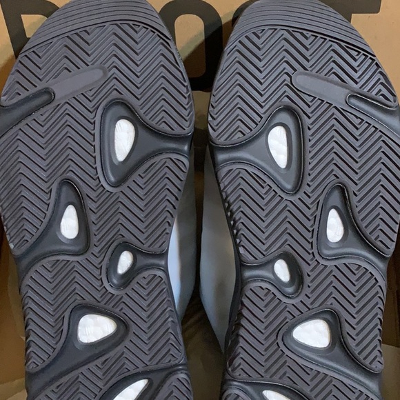 YEEZY 700 Blue Tint - Picture 5 of 8